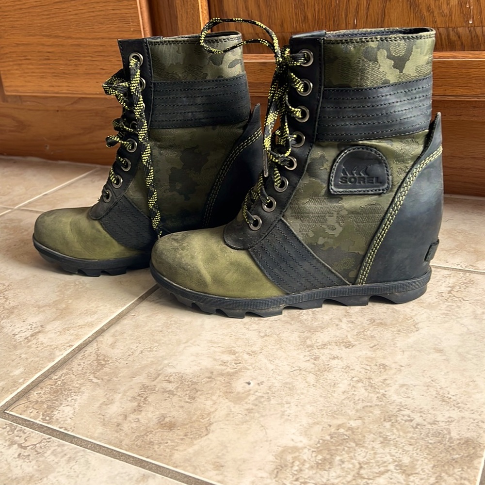Sorel Lexie Wedge in camouflage size 8.5